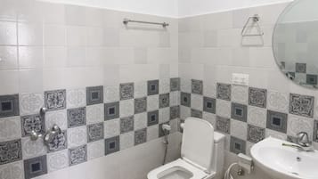 Deluxe Double Room, Balcony | Bathroom