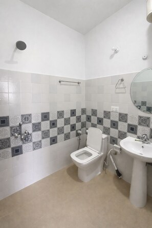 Deluxe Double Room, Balcony | Bathroom