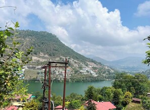 Mountain view - Luxury Hotel Lake Darshan Bhimtal (Bhimtal)