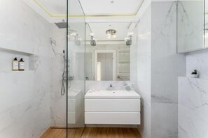 Lägenhet Deluxe - balkong | Badrum