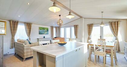 Host & Stay | ORC03 Hedgerow Lodge