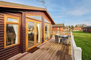 Outdoor dining - Host & Stay | Crystal Lodge (Amotherby)