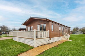 Exterior - Host & Stay | Rowan Lodge (Amotherby)