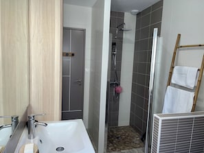 Douche, sĂšche-cheveux, papier toilette