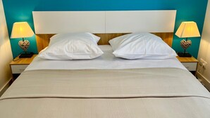 Ein Hotelzimmer mit einem Bett, zwei Nachttischen und Lampen.