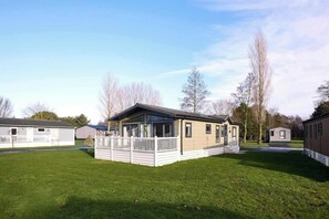 Exterior - Host & Stay | Oakmont Lodge 4 (Pocklington,)