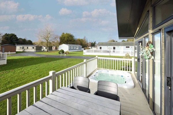 Oakmont Lodge 4, Waplington- Host & Stay