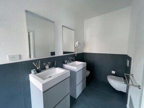 Shower, bidet, soap, shampoo - B&b Colori del lago (Brebbia)
