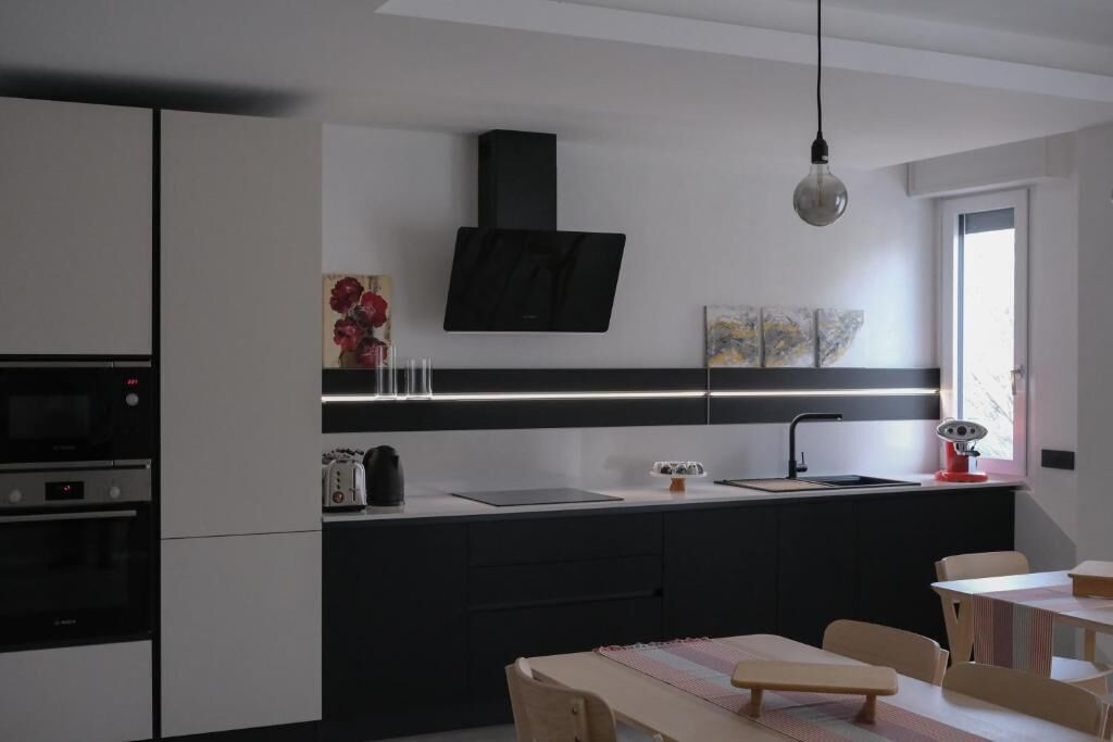 Refrigerador em uma área comum, micro-ondas em uma área comum