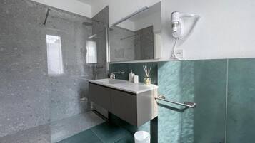 Deluxe-Dreibettzimmer | Badezimmer