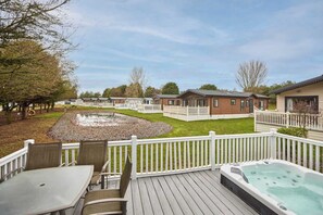 Outdoor dining - Host & Stay | The Haven Lodge (Pocklington)