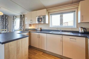 Fridge, microwave, oven, stovetop - Host & Stay |  Hidden Gem Lodge (Amotherby)