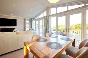 Dining - Host & Stay | Deneb Lodge (Amotherby)