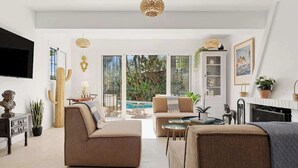 Un salon moderne avec un canapé, une table basse et une cheminée.