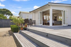 Terrace/patio - 1920s Character Gem in Sandringham | Garden & Deck (Auckland Central)