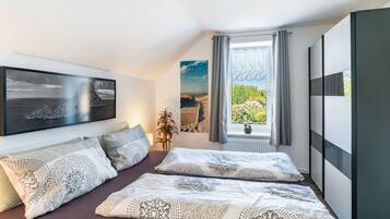 2 bedrooms, iron/ironing board, WiFi, bed sheets
