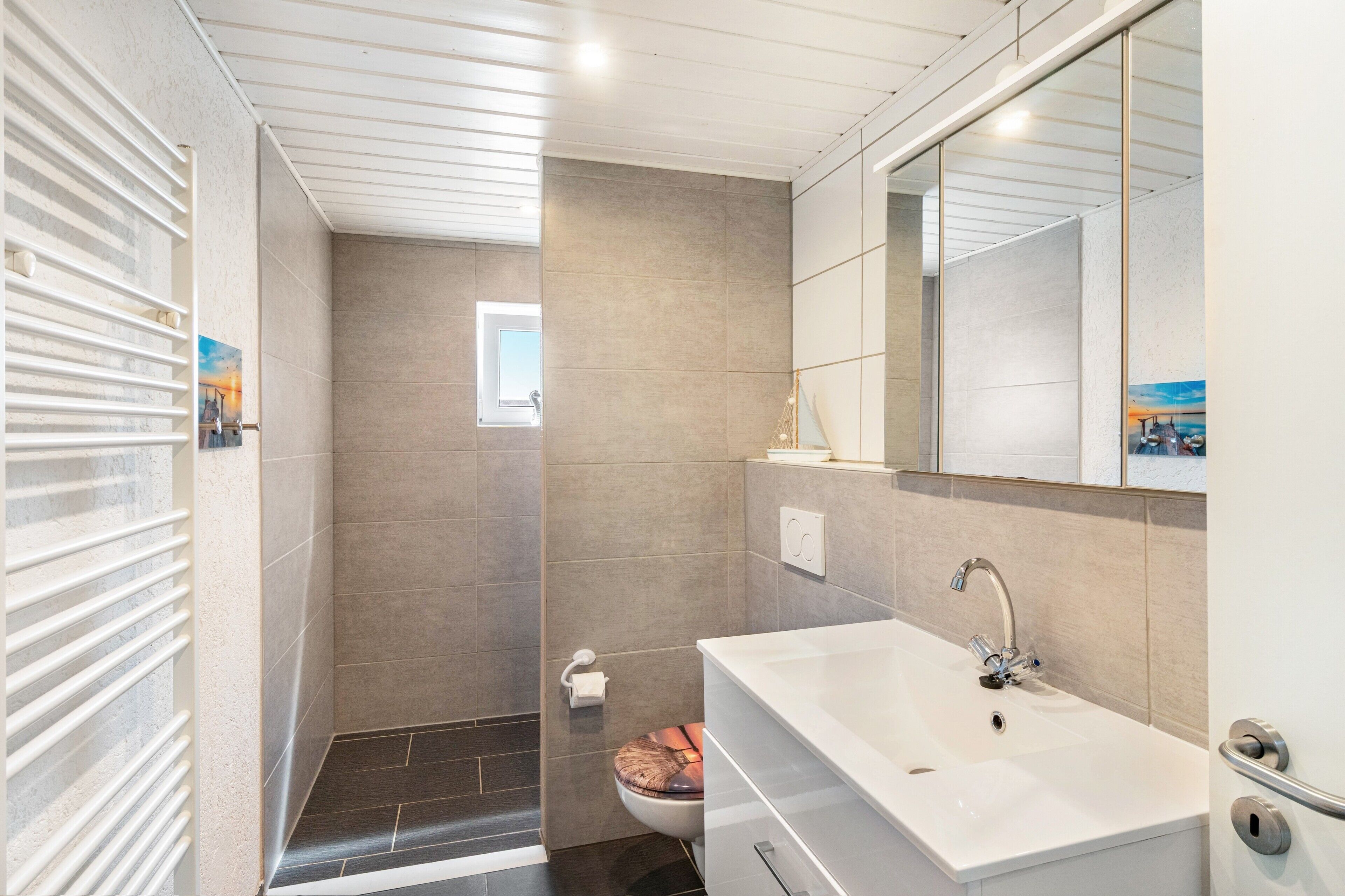 Un baño moderno con ducha, inodoro y lavamanos.