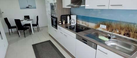 Refrigerador, microondas, horno y parrilla de estufa