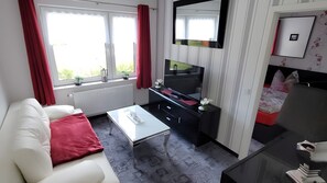 TV - Apartment 'Koje 1' with Private Terrace and Wi-Fi (Wangerland)