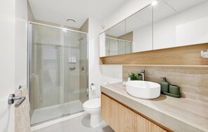 Shower, hair dryer, towels, soap -  FREE Private Parking | Walk to Crown & MCEC | Fast Tram to MCG & Marvel Stadium (South Melbourne)