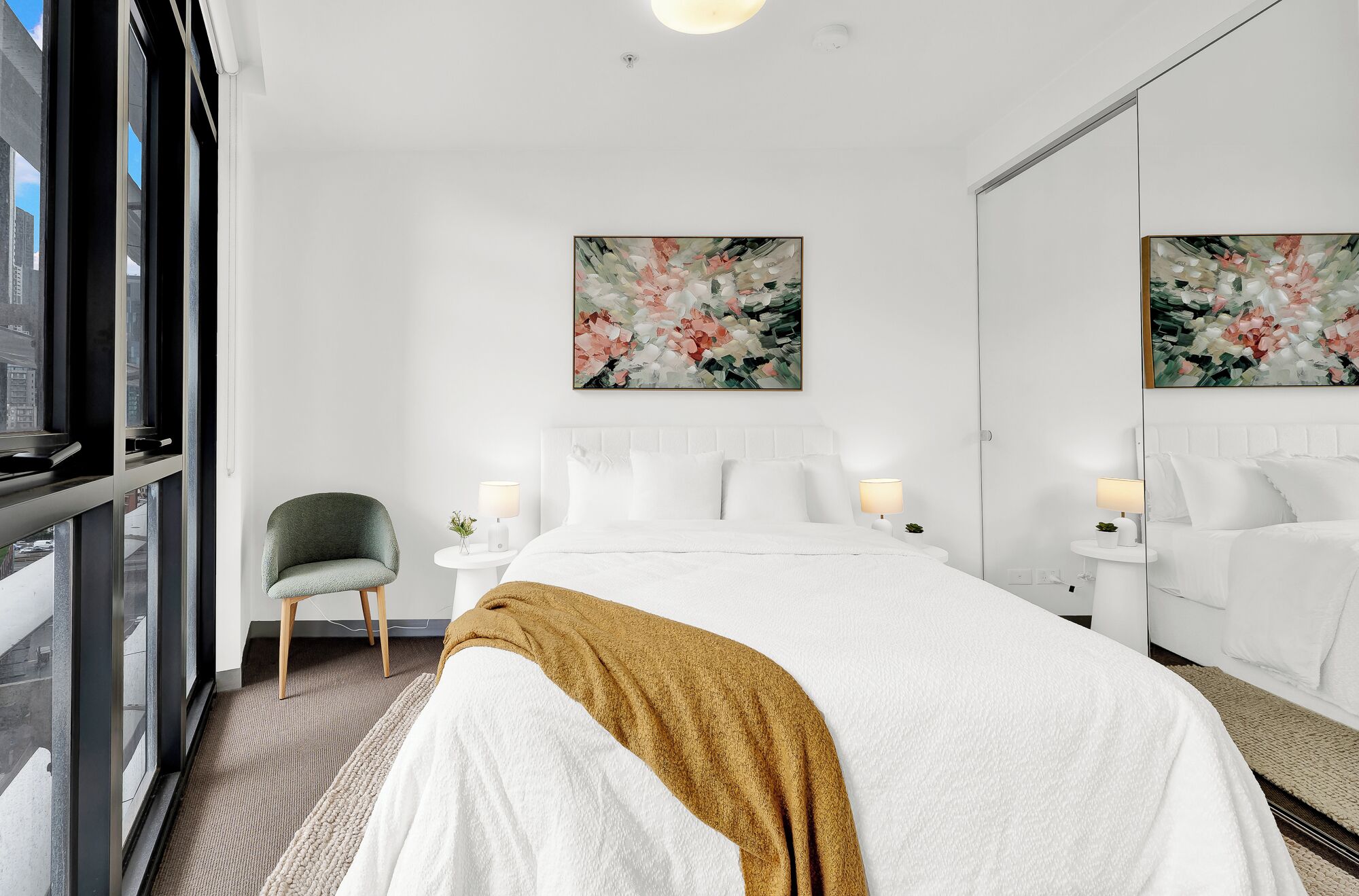 Tabla de planchar con plancha, wifi gratis y ropa de cama 