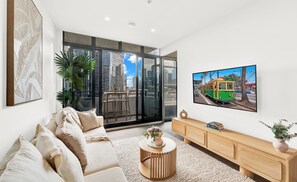 Smart TV, books -  FREE Private Parking | Walk to Crown & MCEC | Fast Tram to MCG & Marvel Stadium (South Melbourne)
