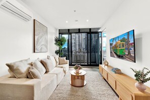 Smart TV, books -  FREE Private Parking | Walk to Crown & MCEC | Fast Tram to MCG & Marvel Stadium (South Melbourne)