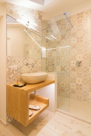 Een douche, gratis toiletartikelen, een haardroger, badjassen