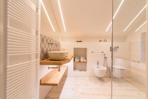 Nevegal | Baño | Ducha, artículos de higiene personal gratuitos y secador de pelo