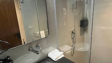 Chambre classique | Salle de bain | Douche, articles de toilette (gratuits), serviettes fournies, savon