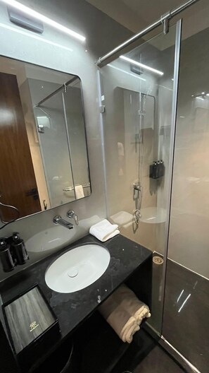 Classic Room | Bilik Mandi | Pancuran mandi, kelengkapan dandanan diri percuma, tuala disediakan 