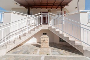 Exterior detail - Helen Villa by RentalsPro - Paralia Portaria (Nea Portaria)
