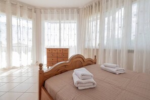 4 bedrooms, iron/ironing board, WiFi, bed sheets - Helen Villa by RentalsPro - Paralia Portaria (Nea Portaria)