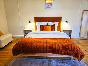 2 Schlafzimmer, Schreibtisch, Bügeleisen/Bügelbrett, Reisekinderbett