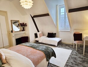 2 chambres, bureau, fer et planche à repasser, lit de bébé portatif