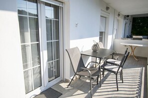 Outdoor dining - Forest View Apartment 2  by RentalsPro (Fourka)