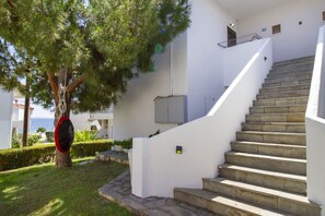 Property grounds - Endless Blue Apartment by Rentals Pro (Kalyves Beach)