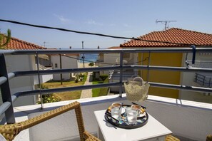 Outdoor dining - Endless Blue Apartment by Rentals Pro (Kalyves Beach)