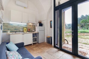 Living area - Casa Gelsomini in Masseria dell'800 – Apartment with Garden and Wi-Fi (Castellana Grotte)
