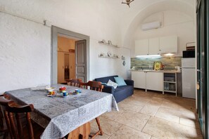 Interior - Casa Gelsomini in Masseria dell'800 – Apartment with Garden and Wi-Fi (Castellana Grotte)