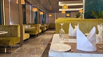 Dobbeltrom – deluxe, balkong, hageutsikt | Spiseområde