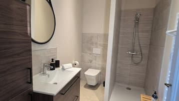 Douche, sèche-cheveux, serviettes fournies