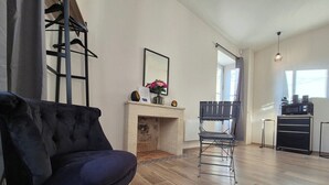 Una sala de estar con chimenea, un sofá, un comedor y una cocina.