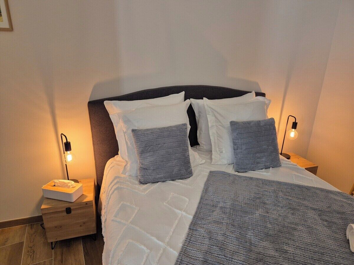 1 bedroom, bed sheets