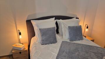 1 bedroom, bed sheets