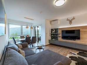 Sunny Mountain Apartment 11 / Alpe Maritima / Gerlitzen / Ossiachersee | Vardagsrum | 80-centimeters platt-tv med satellitkanaler och golvvärme