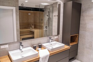 Lake Panorama Apartment 21 / Alpe Maritima / Gerlitzen / Ossiachersee | Bathroom | Shower, hair dryer, towels, soap - Alpe Maritima by Ossiachersee Residences (Annenheim)