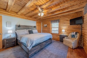 5 bedrooms, iron/ironing board, free WiFi, bed sheets - Cozy cabin with mountain views, game room, fire pit, soaking tub, and bright gathering spaces (Christiansburg)