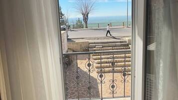 Quarto clássico, sacada, vista para a cidade | Wi-Fi de cortesia