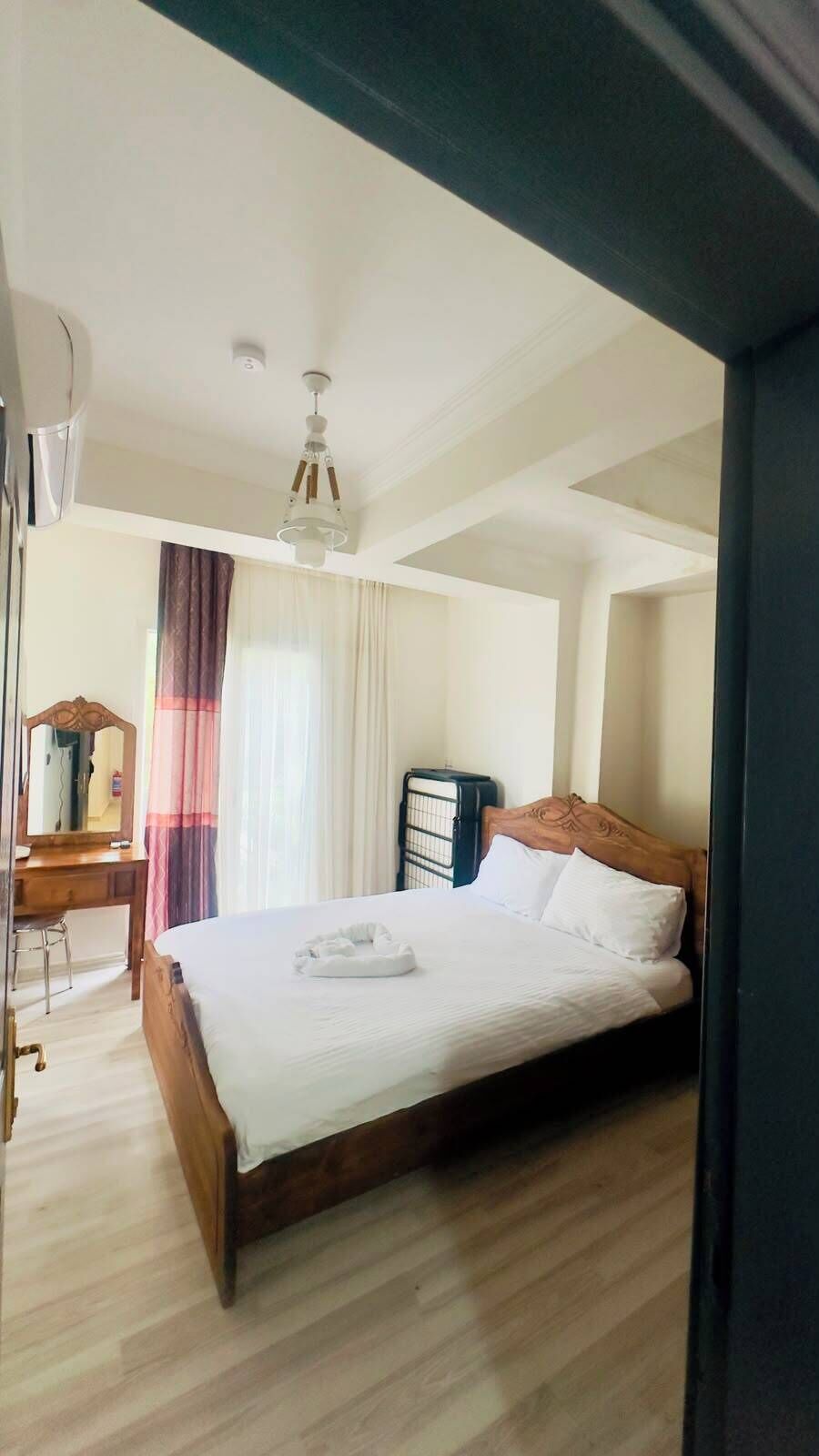 Quarto clássico, sacada, vista para a cidade | Banheiro | Chuveiro, secador de cabelo, toalhas de banho, sabonete